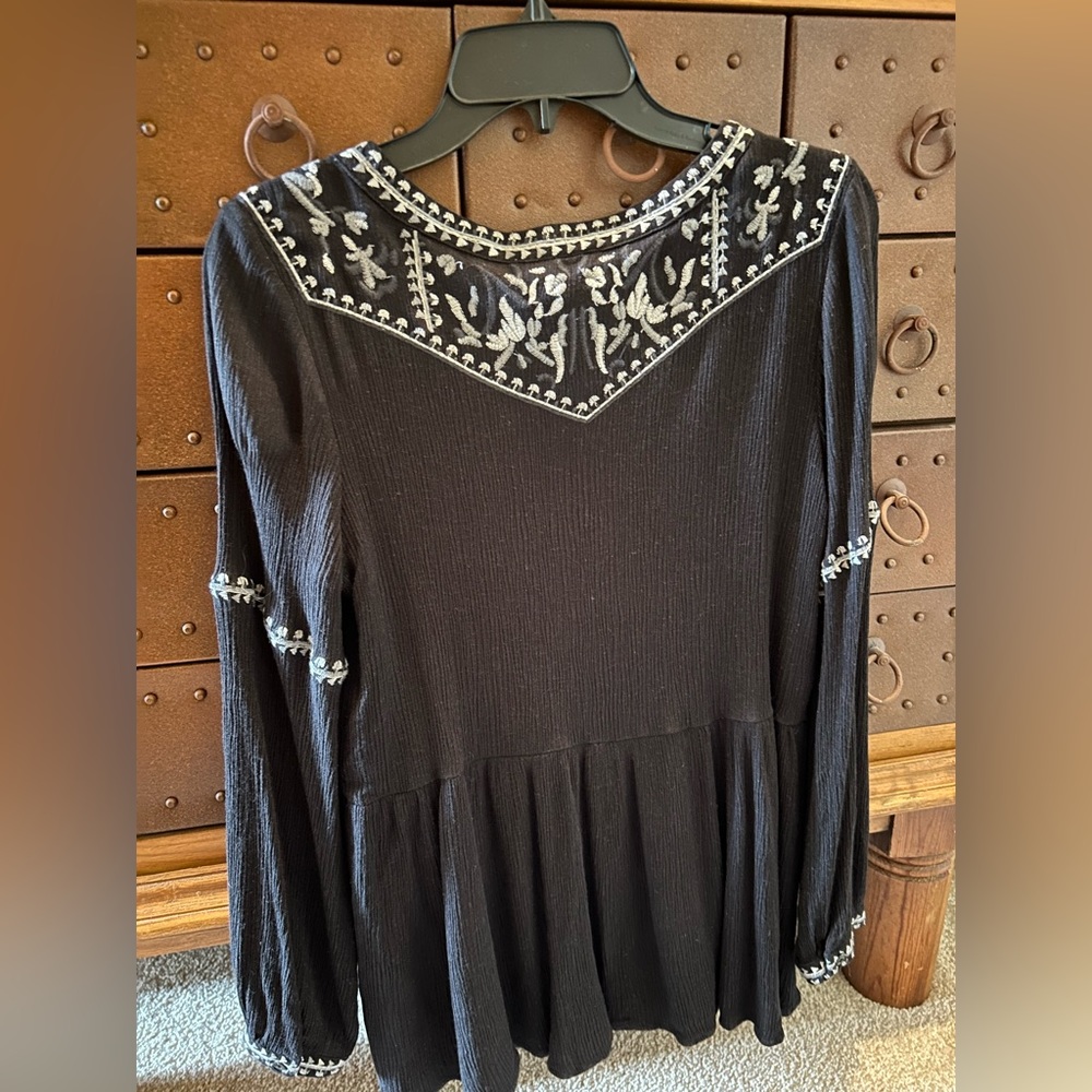 Sugar Lips embroidered top. - Picture 3 of 4